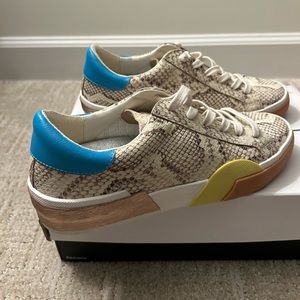 Ladies multicolored casual sneaker.